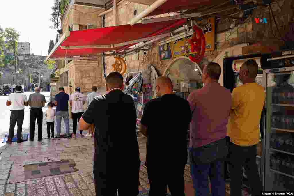 Varios palestinos rezan en la calle durante la oración del viernes, pues la policía de fronteras de Israel ha restringido los accesos a la Explanada de las Mezquitas, principal punto de concentración de la población musulmana de Jerusalén para la oración del viernes.