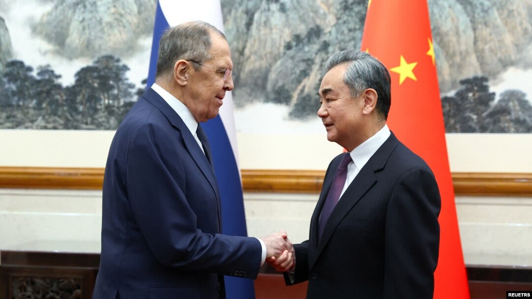 Menteri Luar Negeri Rusia Sergei Lavrov berjabat tangan dengan Menteri Luar Negeri China Wang Yi saat pertemuan di Beijing, China, 9 April 2024. (Kementerian Luar Negeri Rusia/Handout via REUTERS)