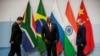 资料照片：南非总统拉马福萨、中国国家主席习近平和俄罗斯总统普京于2018年7月26日在南非约翰内斯堡举行的金砖国家峰会上准备合影。(路透社图片)