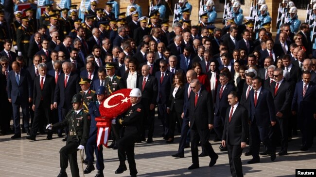 Cumhurbaşkanı Erdoğan siyasi parti liderleriyle Anıtkabir'i çıkarak Atatürk'ün mozelesine çelenk koydu