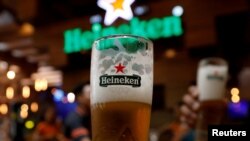 Bia Heineken được uống tại một quán ăn ở Hà Nội. Loại bia của Hà Lan được tiêu thụ nhiều nhất so với các nhãn hàng khác ở Việt Nam.