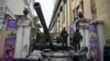 ARHIVA - Borci privatne plaćeničke grupe Vagner stoje na tenku pored plakata za cirkus, tokom pobune svoje formacije, nedaleko od baze u južnom vojnom distriktu u gradu Rostov na Donu, u Rusiji, 24. juna 2023.