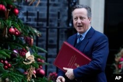 Menteri Luar Negeri Inggris David Cameron meninggalkan 10 Downing Street setelah menghadiri rapat kabinet, di London, Selasa, 28 November 2023. (AP/Kirsty Wigglesworth)