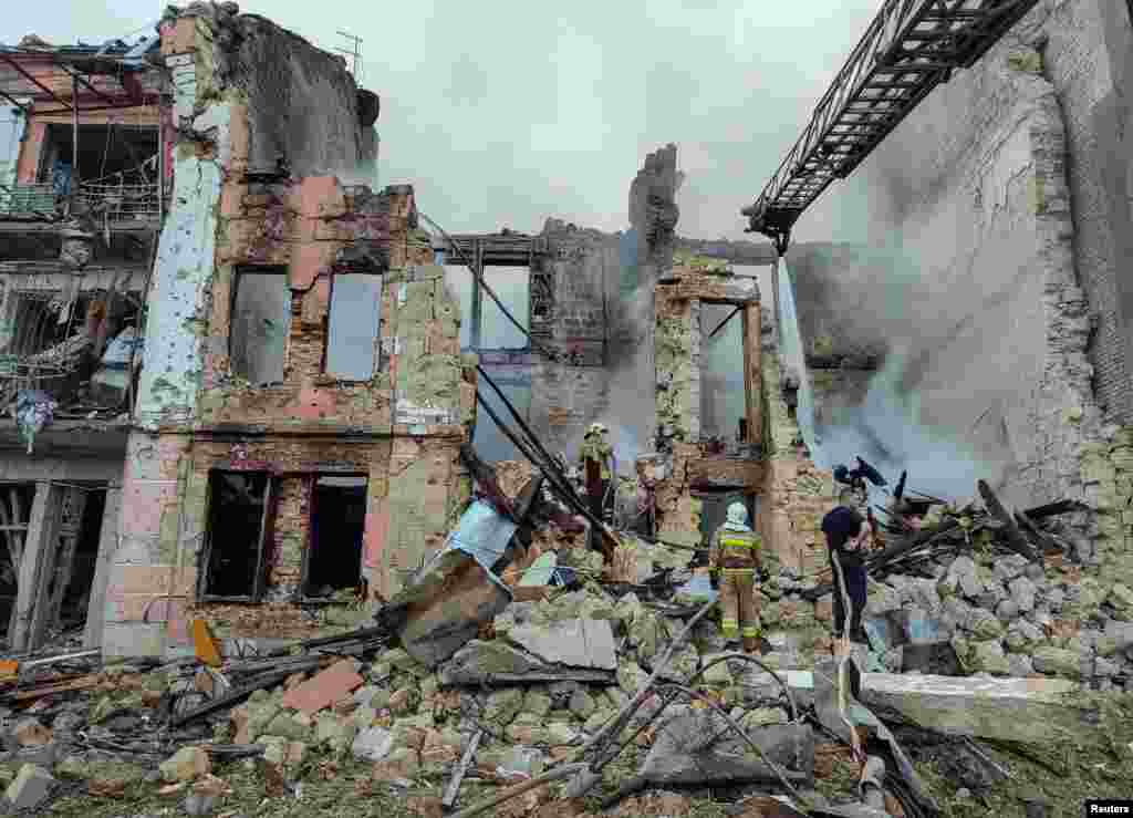 Се работи на станбена зграда која е оштетена од руски ракетен напад во Миколаев, Украина. 