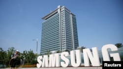 FOTO FILE: Logo Samsung Electronics di kantor pusat Samsung Electronics di Suwon, Korea Selatan, 13 Juni 2023. (REUTERS/Kim Hong-Ji)