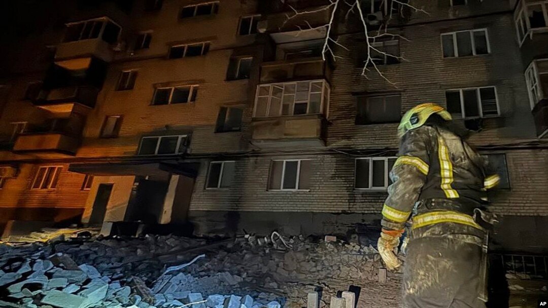 Dalam foto yang disediakan oleh Layanan Darurat Ukraina, seorang petugas pemadam kebakaran memeriksa kerusakan di sebuah gedung apartemen menyusul serangan drone Rusia di Dnipro, Ukraina, Jumat, 23 Februari 2024. (Layanan Darurat Ukraina via AP)