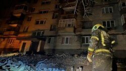 Dalam foto yang disediakan oleh Layanan Darurat Ukraina, seorang petugas pemadam kebakaran memeriksa kerusakan di sebuah gedung apartemen menyusul serangan drone Rusia di Dnipro, Ukraina, Jumat, 23 Februari 2024. (Layanan Darurat Ukraina via AP)