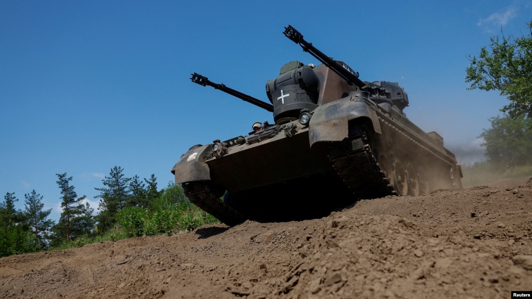 Украинские военнослужащие управляют зенитной самоходной установкой Gepard в Киевской области, Украина, 30 июня 2023 года