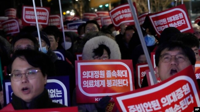 한국 정부의 의대정원 확대 계획에 반발하는 의사들이 22일 서울 시내에서 시위하고 있다.