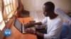 Les rédacteurs universitaires kenyans craignent un nouveau concurrent : l'intelligence artificielle