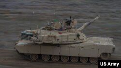 Los tanques M1A2 Abrams de la Compañía A, el Equipo de Combate de la Brigada de Caballería 2-116 (CBCT) y la Guardia Nacional del Ejército de Idaho realizan ejercicios de campo en el Centro de Entrenamiento de Combate Orchard (OCTC).