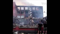 法国城市鲁贝的骚乱导致建筑物被烧毁 