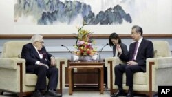 헨리 키신저(왼쪽) 전 미 국무장관이 19일 베이징 댜오위타이 국빈관에서 왕이(오른쪽) 중국 공산당 중앙정치국 위원과 회동하고 있다.