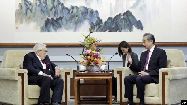 Çin Dışişleri Bakanlığı tarafından yayınlanan fotoğrafta, eski Dışişleri Bakanı Henry Kissinger, Pekin'de Wang Yi ile birlikte. (19 Temmuz 2023)