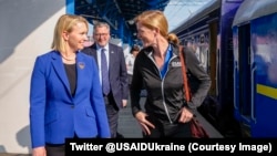 Посолка США в Україні Бріджит Брінк та адміністраторка USAID Саманта Пауер, Київ, 17 липня 2023. Фото: Twitter @USAIDUkraine