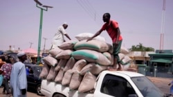 Au Nigeria une banque alimentaire collecte des excédents de production pour aider les personnes soufrant de la faim