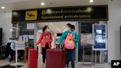 资料照片：中国游客抵达泰国北部清迈省清迈国际机场。（2023年1月23日）