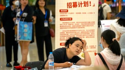 Many Young Chinese without Jobs Move Back in with Parents