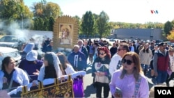 Procesión del Señor de los Milagros organizado por feligreses en la parroquia San Francisco Asís, en Triangle, Virginia, el domingo 22 de octubre.