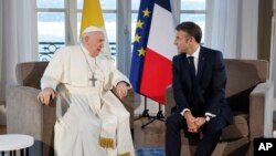 El papa Francisco se reunió con el presidente de Francia, Emmanuel Macron, en la ciudad portuaria de Marsella, el sábado 23 de septiembre.