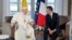 El papa Francisco se reunió con el presidente de Francia, Emmanuel Macron, en la ciudad portuaria de Marsella, el sábado 23 de septiembre.
