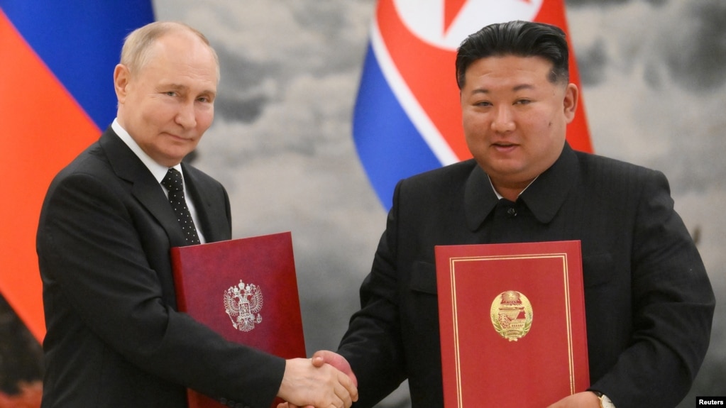 Tổng thống Nga Vladimir Putin bắt tay nhà lãnh đạo Triều Tiên Kim Jong Un tại lễ ký kết sau cuộc hội đàm song phương ở Bình Nhưỡng, Triều Tiên, ngày 19/6.