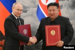 19일 북한을 방문 중인 블라디미르 푸틴 러시아 대통령과 김정은 북한 국무위원장이 포괄적 전략동반자 협정에 서명 후 악수를 나누고 있다.