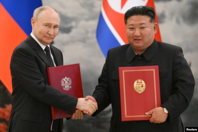 2024년 6월 19일 블라디미르 푸틴 러시아 대통령과 김정은 북한 국무위원장이 평양에서 포괄적 전략동반자 협정에 서명 후 악수를 나누고 있다. (자료사진)