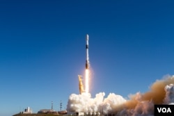 지난해 12월 한국의 첫 군사정찰위성 1호기를 탑재한 미국 스페이스Ⅹ사의 우주발사체 '팰컨9'이 미국 캘리포니아주에 있는 밴덴버그 우주군 기지에서 발사되고 있다. (한국 국방부 제공)