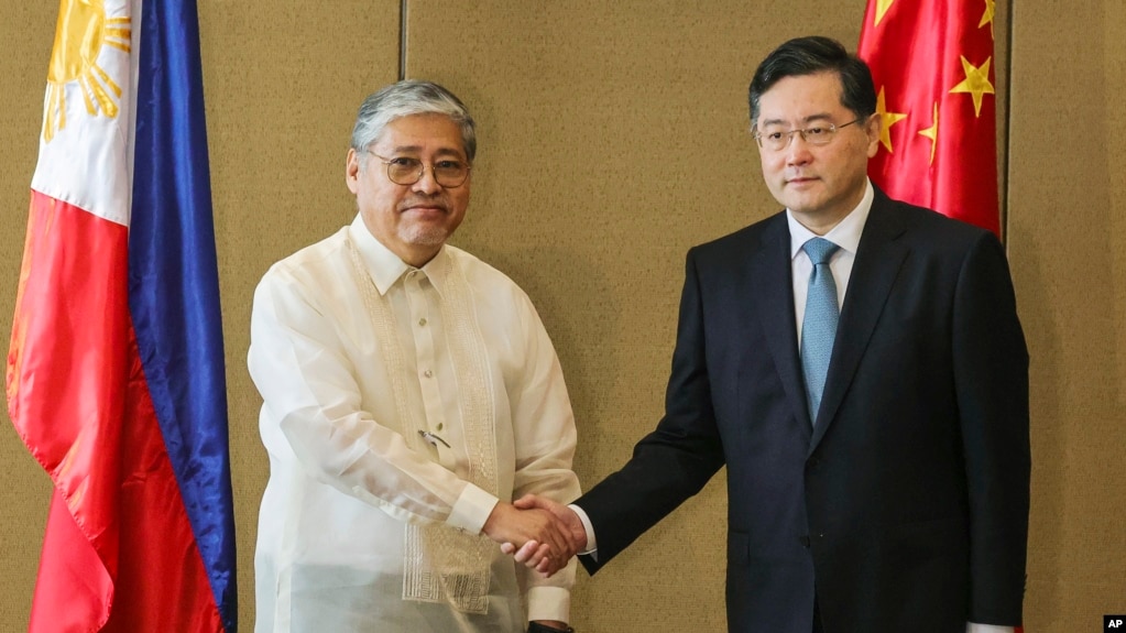 Bộ trưởng Ngoại giao Trung Quốc Tần Cương (phải) và Bộ trưởng Ngoại giao Philippines Enrique Manalo bắt tay trong buổi lễ chào mừng trước cuộc gặp song phương tại khách sạn Diamond, ngày 22 tháng 4 năm 2023, tại Manila, Philippines. 
