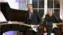 Ngoại trưởng Mỹ Blinken khoe tài đàn hát như ca sĩ chuyên nghiệp