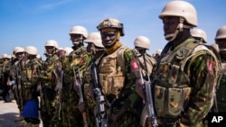 Des policiers kényans sur le tarmac de l'aéroport international Toussaint Louverture après avoir atterri à Port-au-Prince, en Haïti, le mardi 25 juin 2024. AP / Marckinson Pierre