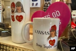 Šuveniri i šolje sa likovima Tejlor Svift i Trevisa Kelsija u prodavnici u Kanzas Sitiju (Foto: AP/Nick Ingram)