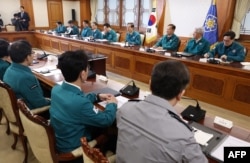 Perdana Menteri Korea Selatan Han Duck-soo (tengah) berbicara pada pertemuan tingkat menteri mengenai aksi kolektif para dokter, di kompleks pemerintahan di Seoul, 19 Februari 2024. (YONHAP / AFP)