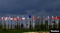 北约成员国旗帜在布鲁塞尔的总部大厦外飘扬。（2024年4月17日）