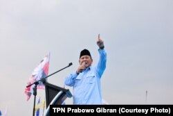 Capres Prabowo Subianto berpidato dalam kampanye “Pesta Rakyat Wis Wayahe Prabowo-Gibran” di Stadion Deltras, Sidoarjo, Jawa Timur, Jumat, 9 Februari 2024. (Foto: TPN Prabowo-Gibran)