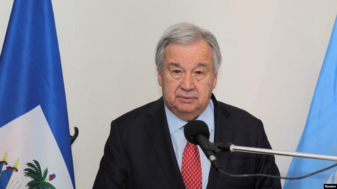 Sekrete Jeneral Nasyonzini Antonio Guterres pale pandan yon konferans pou lapres nan salon diplomatik ayeropo entenaysonal Toussaint Louverture la nan Potoprens, Ayiti, 1 Jiye, 2023. 