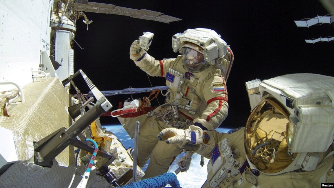 Kosmonaut Roscosmos Sergey Prokopyev dan Dmitry Petelin melakukan perjalanan luar angkasa di luar Stasiun Luar Angkasa Internasional (ISS), 17 November 2022. (Foto: Roscosmos via REUTERS)
