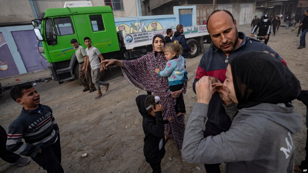 가자지구 남부 이스라엘군 폭격 현장에서 20일 주민들이 어린이들과 함께 피란하고 있다. 