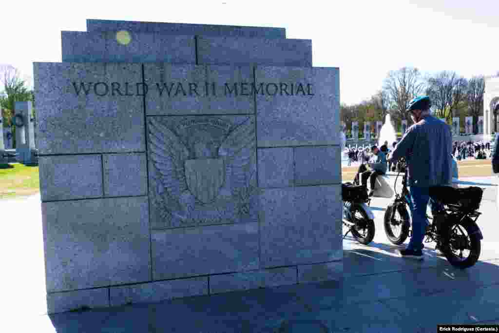 El monumento a la II Guerra Mundial es un homenaje a los estadounidenses que sirvieron en la guerra.