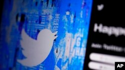 ARCHIVO - La página de bienvenida de Twitter se ve en un dispositivo digital, el 25 de abril de 2022, en San Diego, California, EEUU.