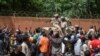 在尼日尔首都尼亚美，支持军政权的抗议者在法国大使馆外聚集并向尼日尔军人欢呼致意。(2023年7月30日)