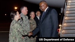 Menteri Pertahanan AS Lloyd J. Austin lll (kanan), disambut oleh komandan Camp Lemonnier, Kapten Angkatan Laut AS Suzanne Krauss (kiri), di Djibouti, 24 September 2023.