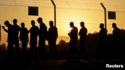 صف کارگران فلسطینی در گذرگاه ارز یا بیت حانون برای ورود به اسرائیل - ۲۸ سپتامبر ۲۰۲۳ 