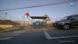 Usta bisikletçiden mahalle sokaklarında nefes kesen gösteri