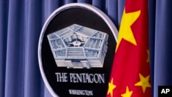 资料照 - 2012年5月7日，中国国旗同美国五角大楼标识一同出现在五角大楼。（美联社）