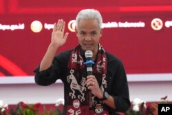 Kandidat presiden dari Partai Demokrasi Indonesia Perjuangan (PDIP) Ganjar Pranowo menyampaikan pidato usai resmi mendaftarkan pencalonannya pada pemilu 2024 di gedung KPU Jakarta, Indonesia, Kamis, 19 Oktober 2023. (AP /Tatan Syuflana)