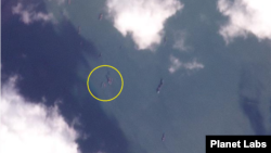 24일 북한 석도 서해 해상을 촬영한 위성사진에서 선박 4척이 각각 2척씩 선체를 맞댄 장면(원 안)이 확인된다. 사진=Planet Labs
