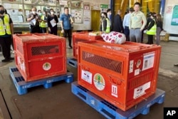 Petugas menyiapkan peti berisi orangutan untuk dipulangkan ke Indonesia, di Bandara Internasional Suvarnabhumi di Bangkok, Thailand, Kamis, 21 Desember 2023. (AP/Jintamas Saksornchai)