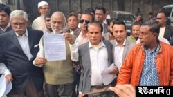 রাজধানী ঢাকায় বিএনপির পক্ষ থেকে পথচারীদের মাঝে নির্বাচন বর্জনের আহ্বান সম্বলিত লিফলেট বিতরণ কর্মসূচিতে বাংলাদেশ জাতীয়তাবাদী দল বিএনপির স্থায়ী কমিটির সদস্য ড. আব্দুল মঈন খান।